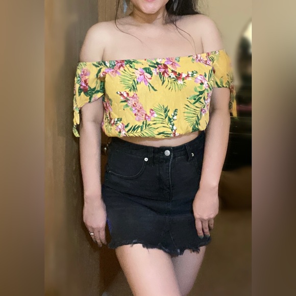 3 for $15 🌸 Crop top - Picture 2 of 5